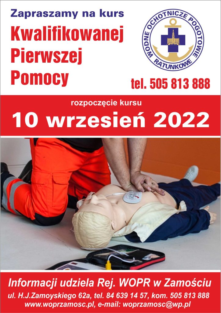 Plakat z zaproszeniem na kurs kwalifikowanej pierwszej pomocy. Na zdjęciu ratownik medyczyny prezentujący masaż serca na manekinie.